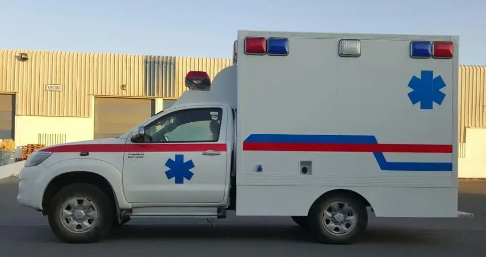 
High Quality Gasoline Engine Hilux Box Type Ambulance for Sale White Color Ambulance 