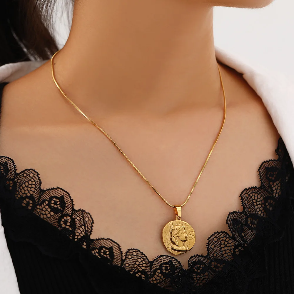 

Stainless Steel Gold-plated Snake Bone Chain Vintage Coin Portrait Embossed Pendant Fashion Simple Necklace