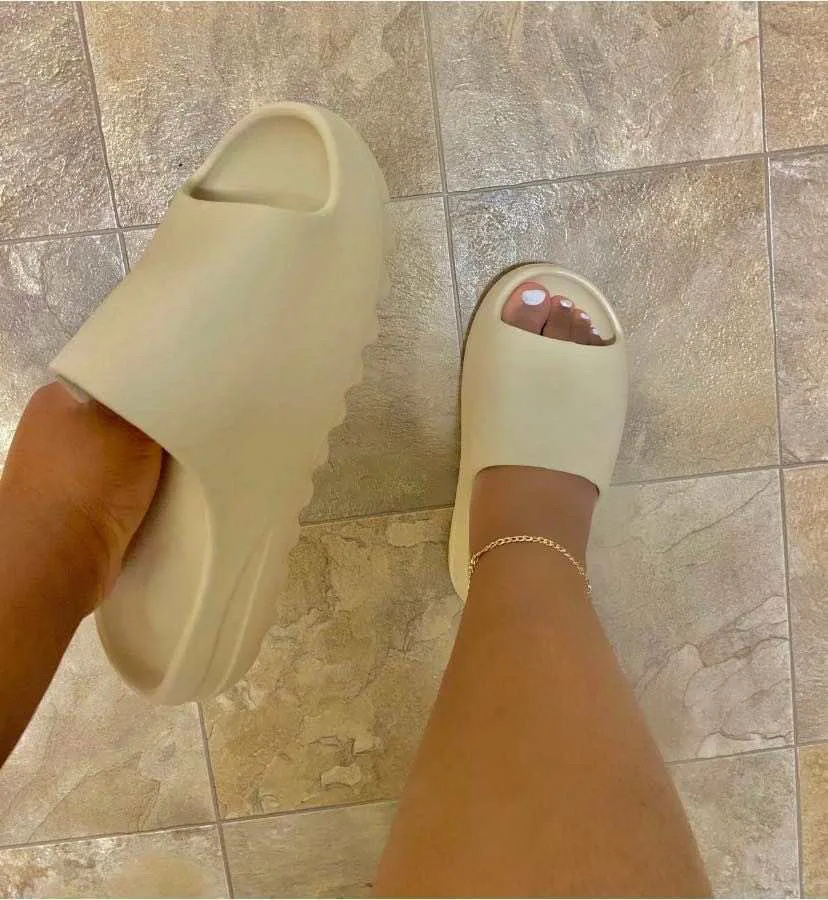 

2022 Fashion Thick Bottom Men Women yeezy Slipper for ladies Light Weight Unisex Yeezy Slides Custom LOGO
