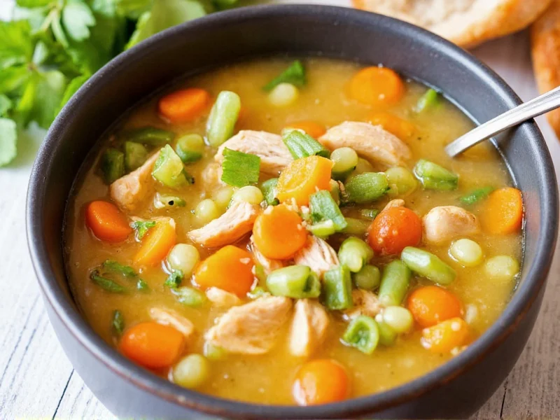 Slow Cooker mit Gemüsesuppe während des Garvorgangs