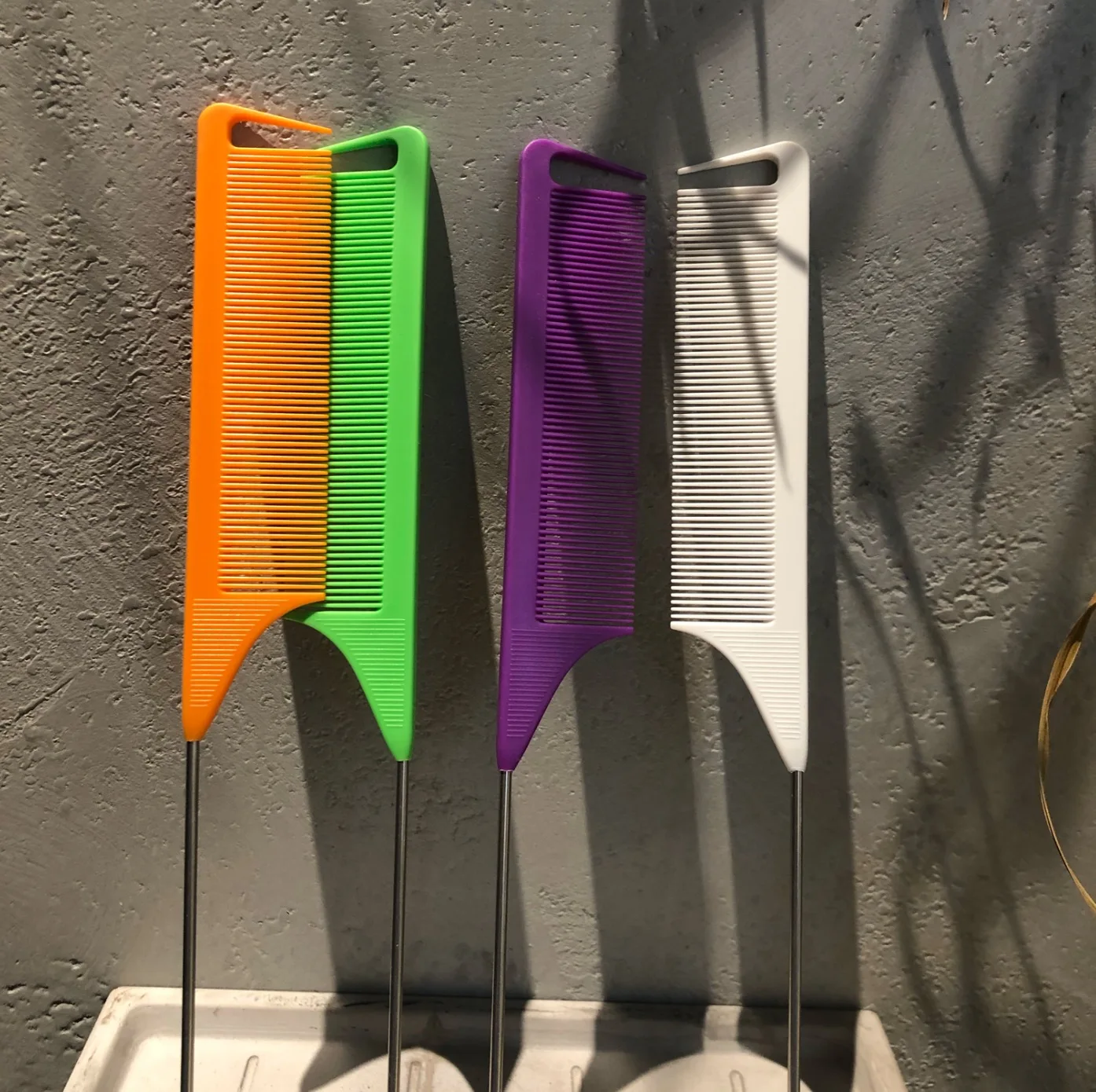 

2020 hot selling China Factory Wholesale Cheap Rat Tail Carbon Fiber Brush Comb