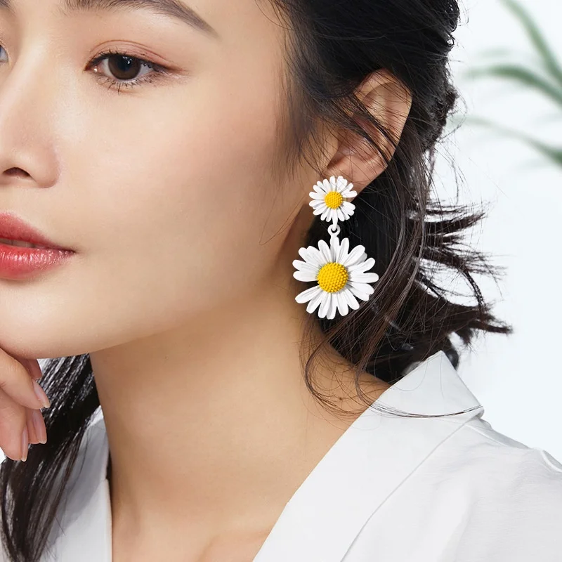

Fashion Sweet Colorful Small Daisy Flowers Earrings for Women Female Shiny Elegant Flower Earring Party Banquet Jewelry Gift, Gold and silver