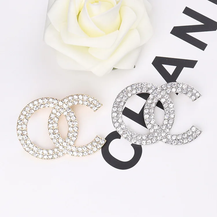 

Women Clothing Accessories Wholesale Trendy Custom Designer Pearl Brooch Luxury Brand C Brooch Jewelry, Picture shows
