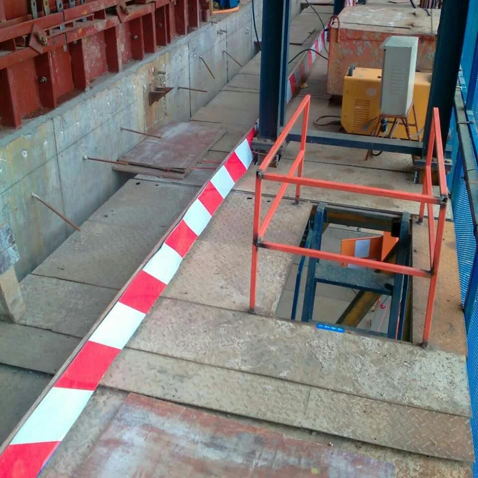 
Automatic peripheral covered suspended construction self-climbing formwork with scaffolding 