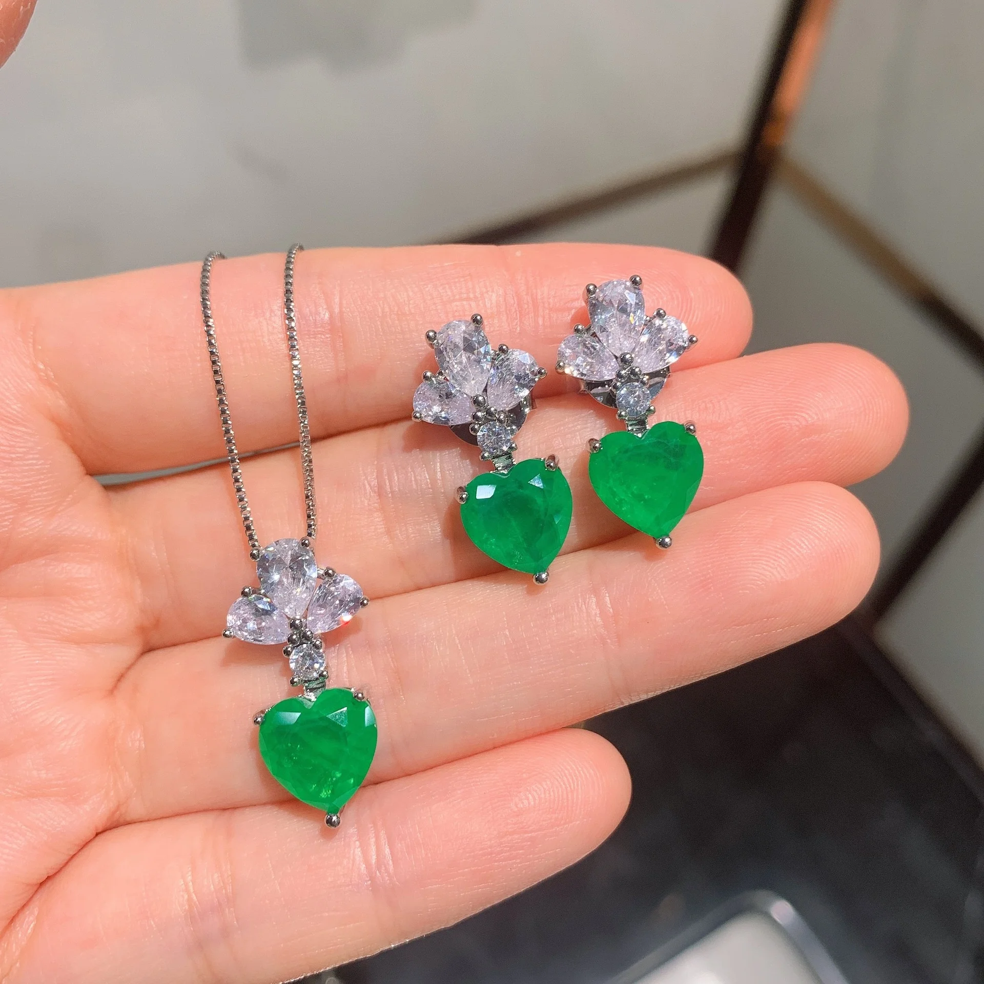 

Luxury Vintage Emerald High Carbon Diamond Gemstone Necklace/Earrings Jewelry Sets Gift for Women Wholesale, Customized color