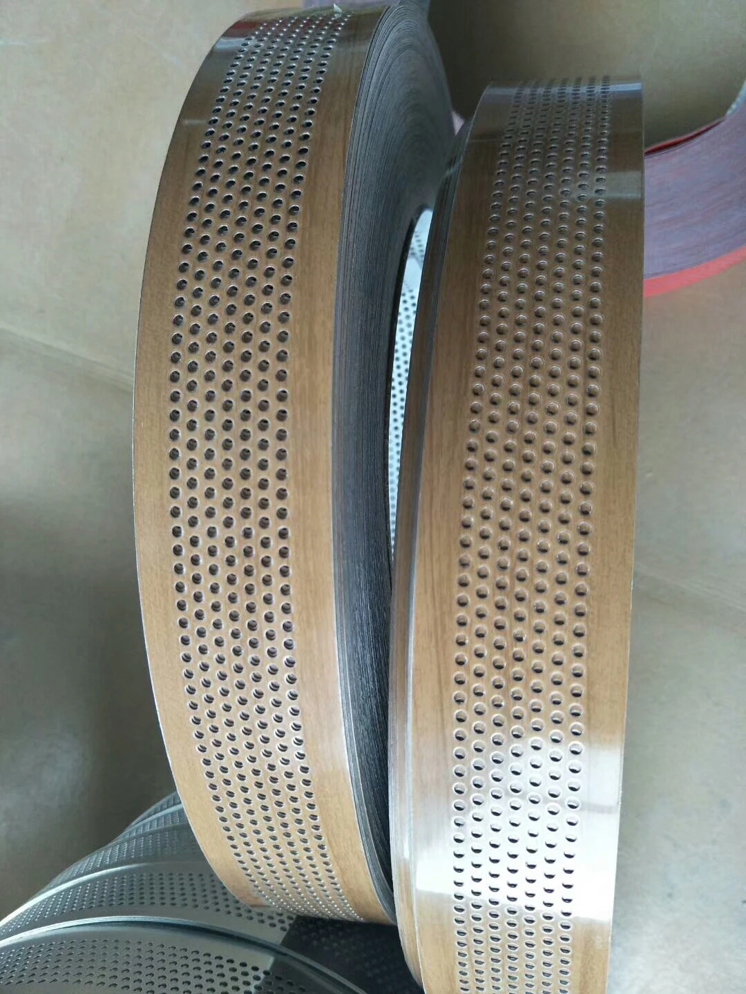 通道字母的穿孔铝线圈