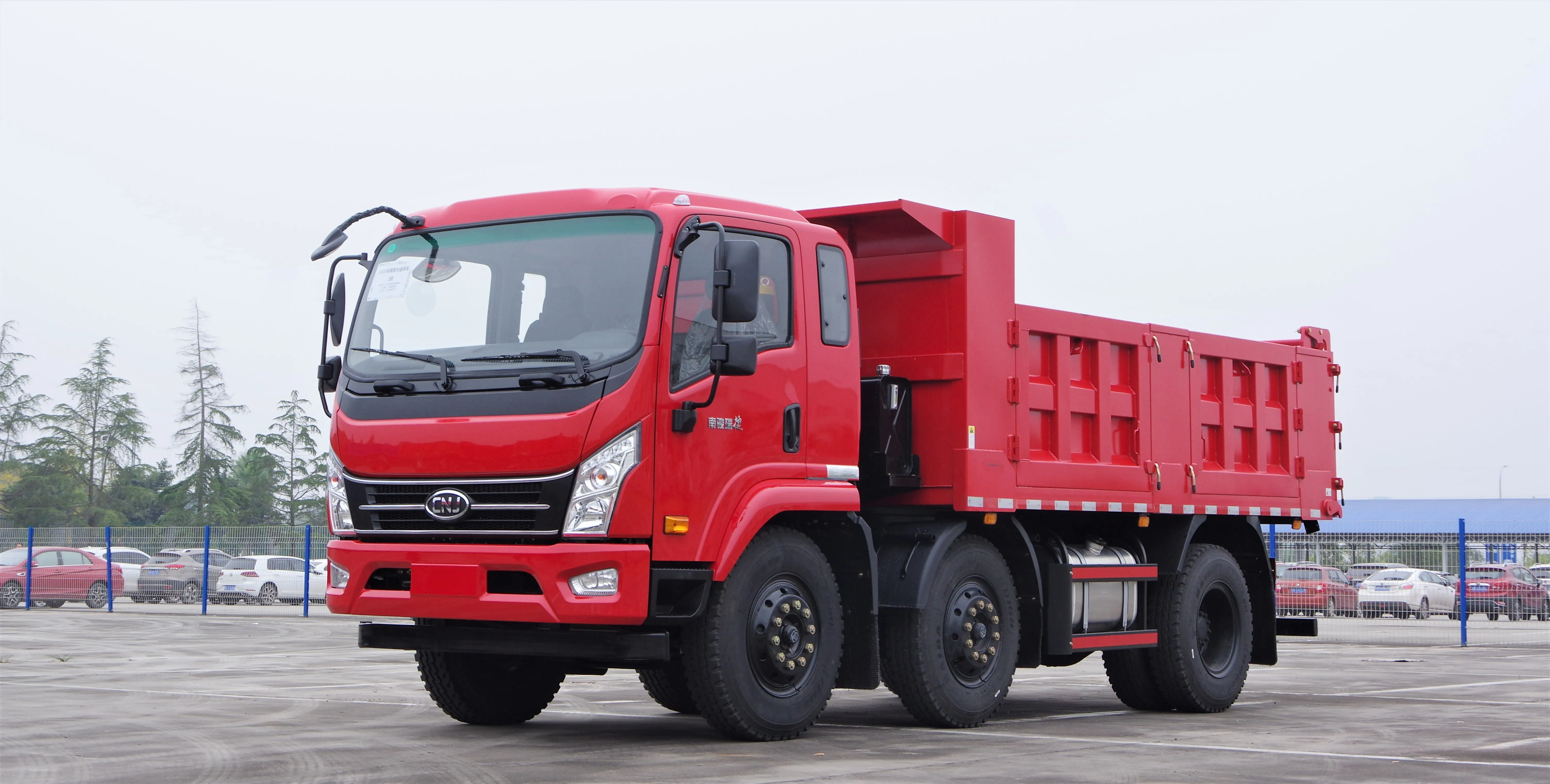 全新的自卸车 8 轮 (6x2) 20 到 25 吨 (d50)