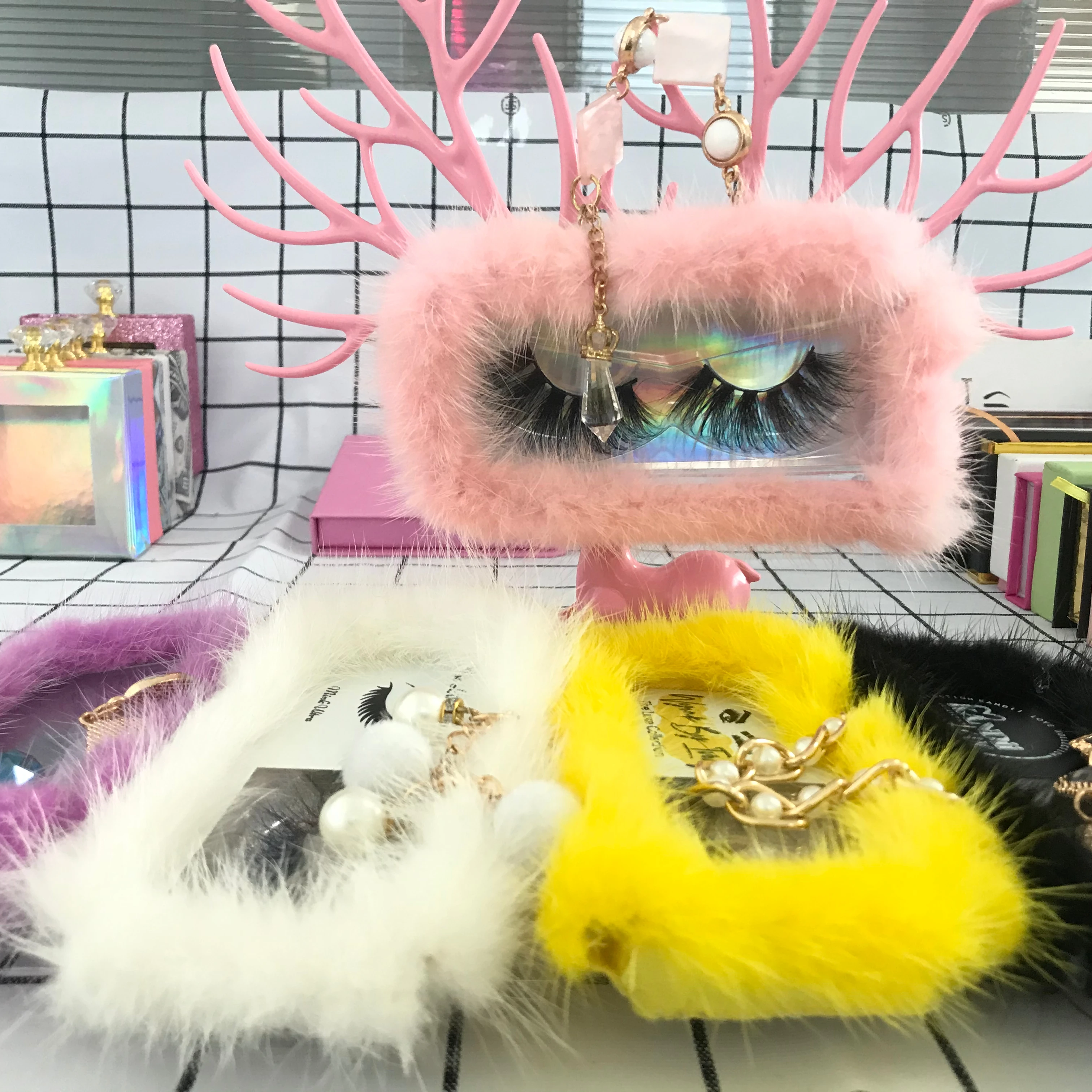 

2021 New design hot sale rectangle faux eyelash mink eyelashes chain cases with fur fluffy lash case Chinese vendor, Black