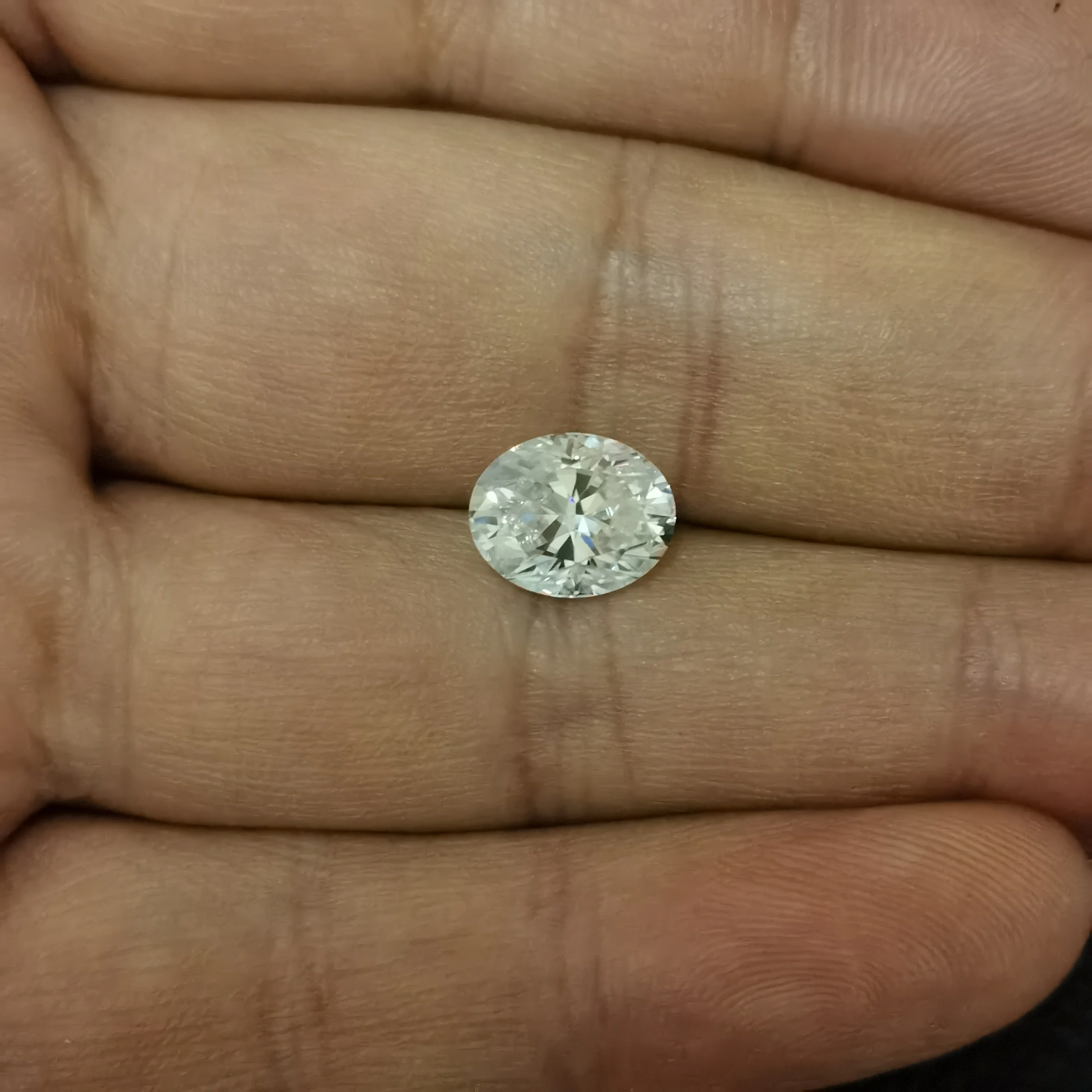 

High quality sparkling crushed ice oval moissanite