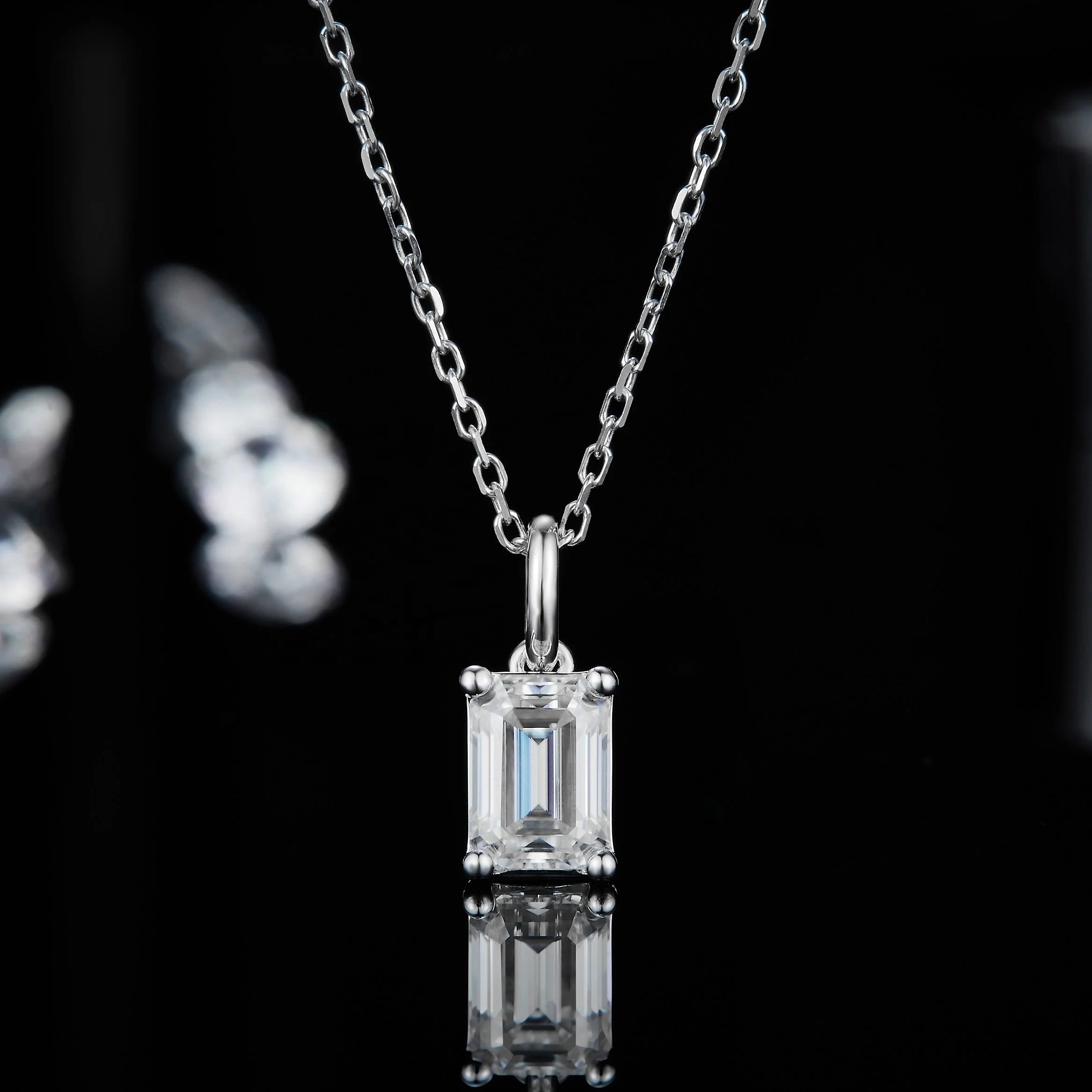 

Abiding Jewelry OEM/ODM Wholesale Gold Plated 1.0Ct Baguette Cut Moissanite Pendant Silver Necklace