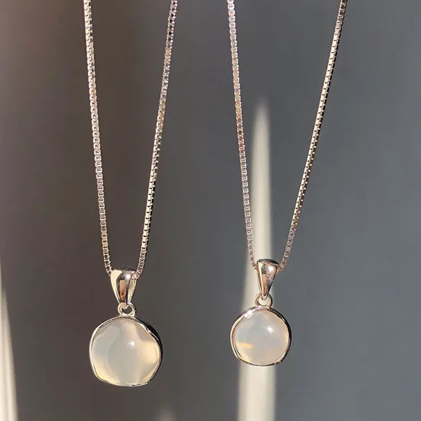 

Light Wind Net Red White Chalcedony Round Pendant Necklace Female Niche Design Choker Chain Light Luxury Jewelry