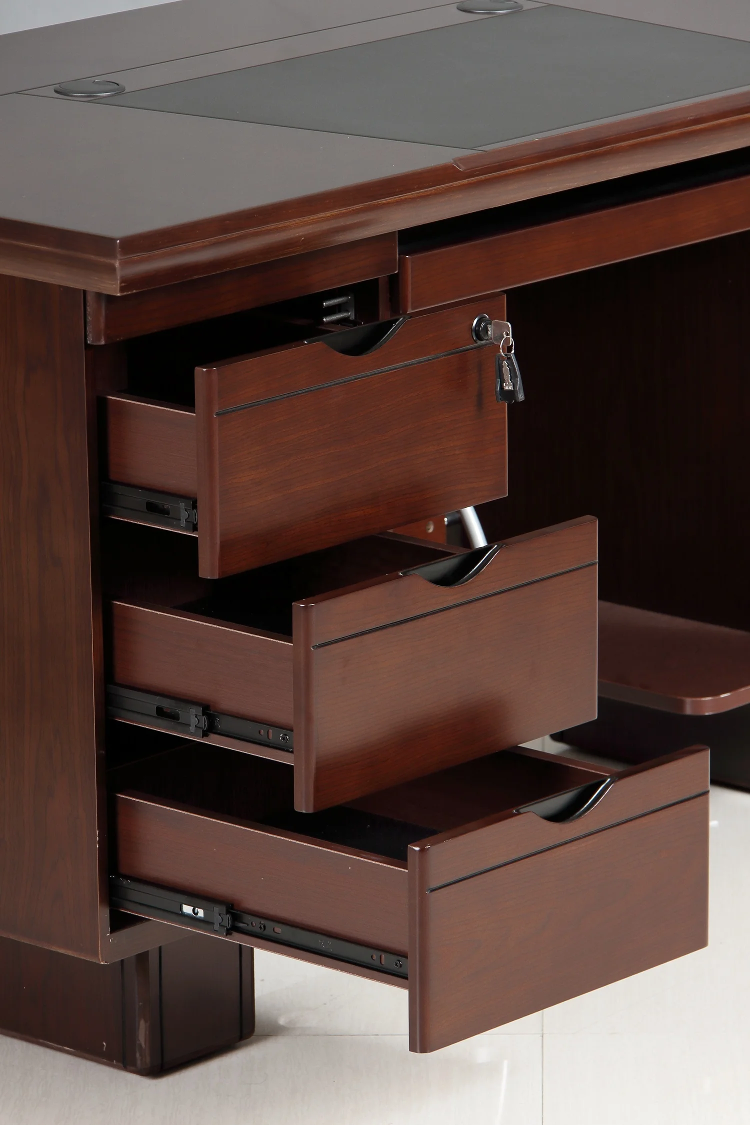 gcon 寻求现代木制老板办公桌与标准过程