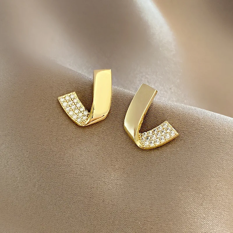 

Simple Design 18k Gold Plated Crystal Rhinestone V Shape Stud Earrings S925 Needle Irregular CZ Earrings