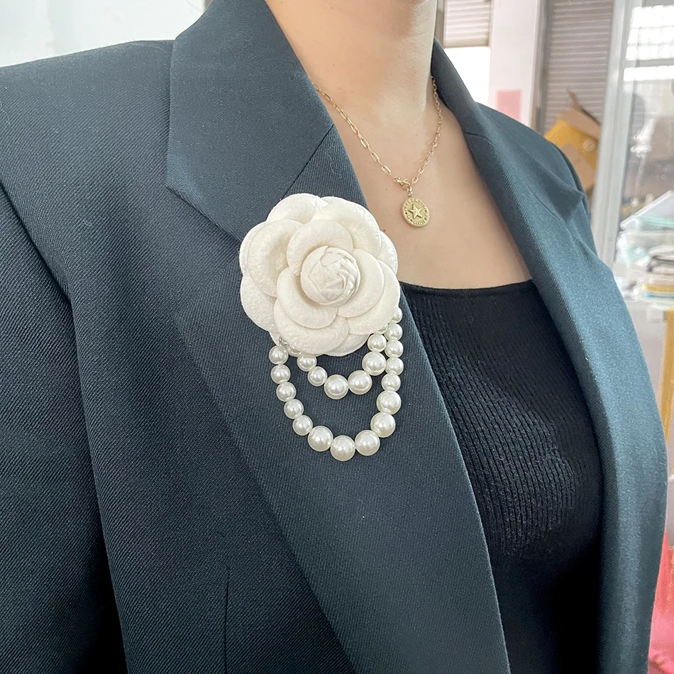 

Double C Camellia Pearl Tassel Brooch Pin Women Accessories Fashion Jewelry Brooches Imitation Wool Cloth Art Brooch
