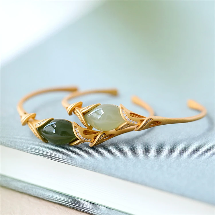 

Aimgal gold-plated inlaid Hetian jade Calla Lotus light luxury open style bracelet for women