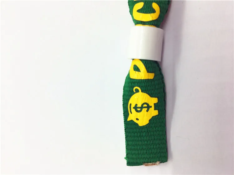 定制徽标丝绸印花编织腕带,带塑料扣织物手带,用于音乐节音乐会