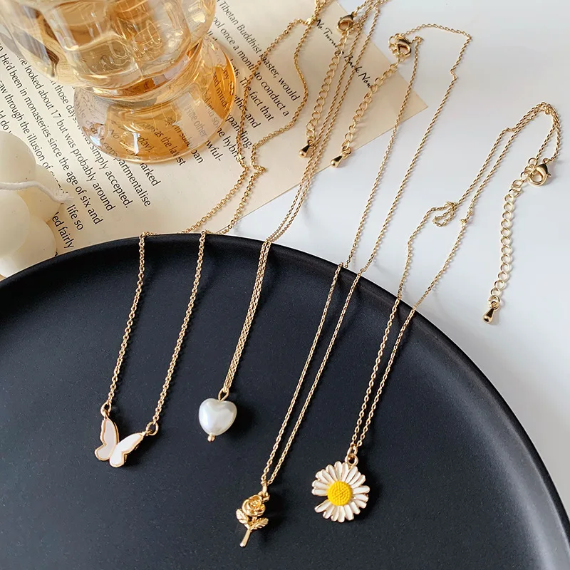 

JUHU Pearl Necklace Small Fresh Daisy Flower Pendant Metal Rose Flower Necklace Butterfly Alloy Clavicle Chain Female