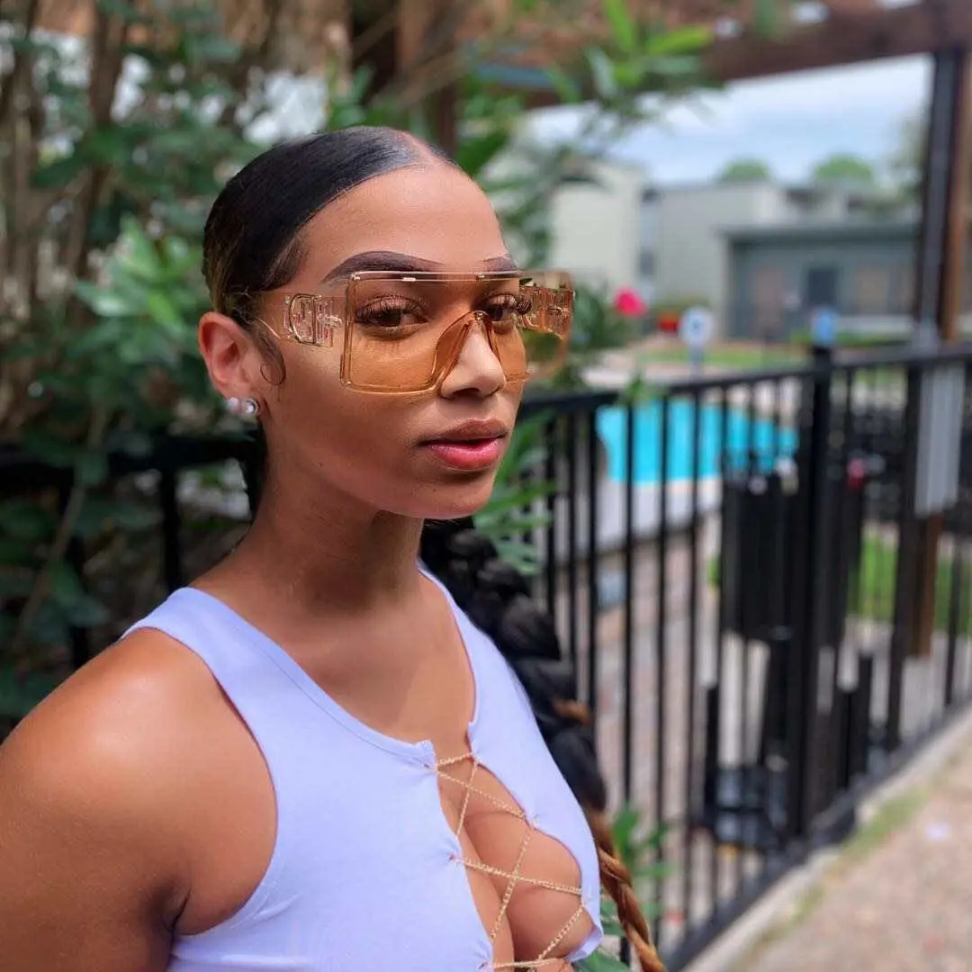 

Custom Logo Luxury Diamond Glasses Wide Legs Big Frame Trendy Oversized Shades Women Sunglasses