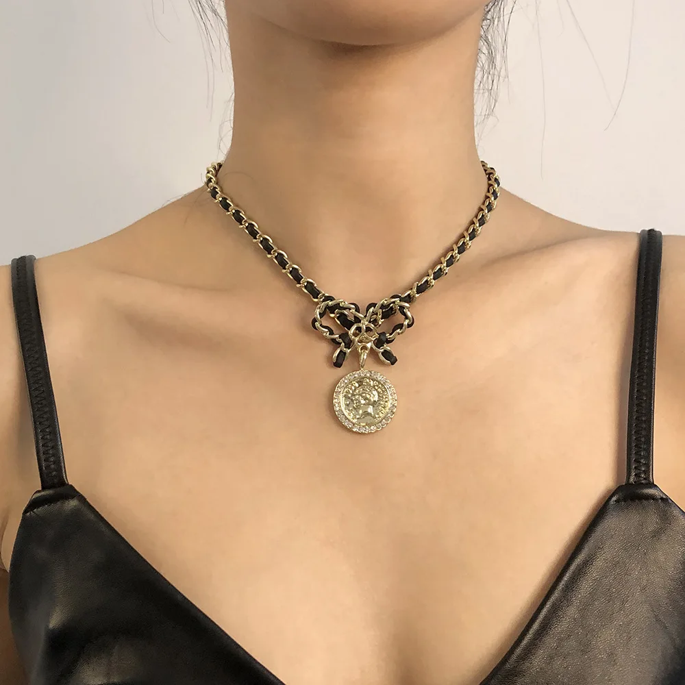 

2020 French Pendant Short Chain Necklace Retro Bowknot Coin Necklace Vintage Choker For Women