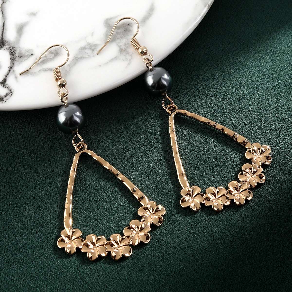 

2023 New Trendy 18k gold plated Triangle flower drop earrings hot sale pearl jewelry earrings for women party