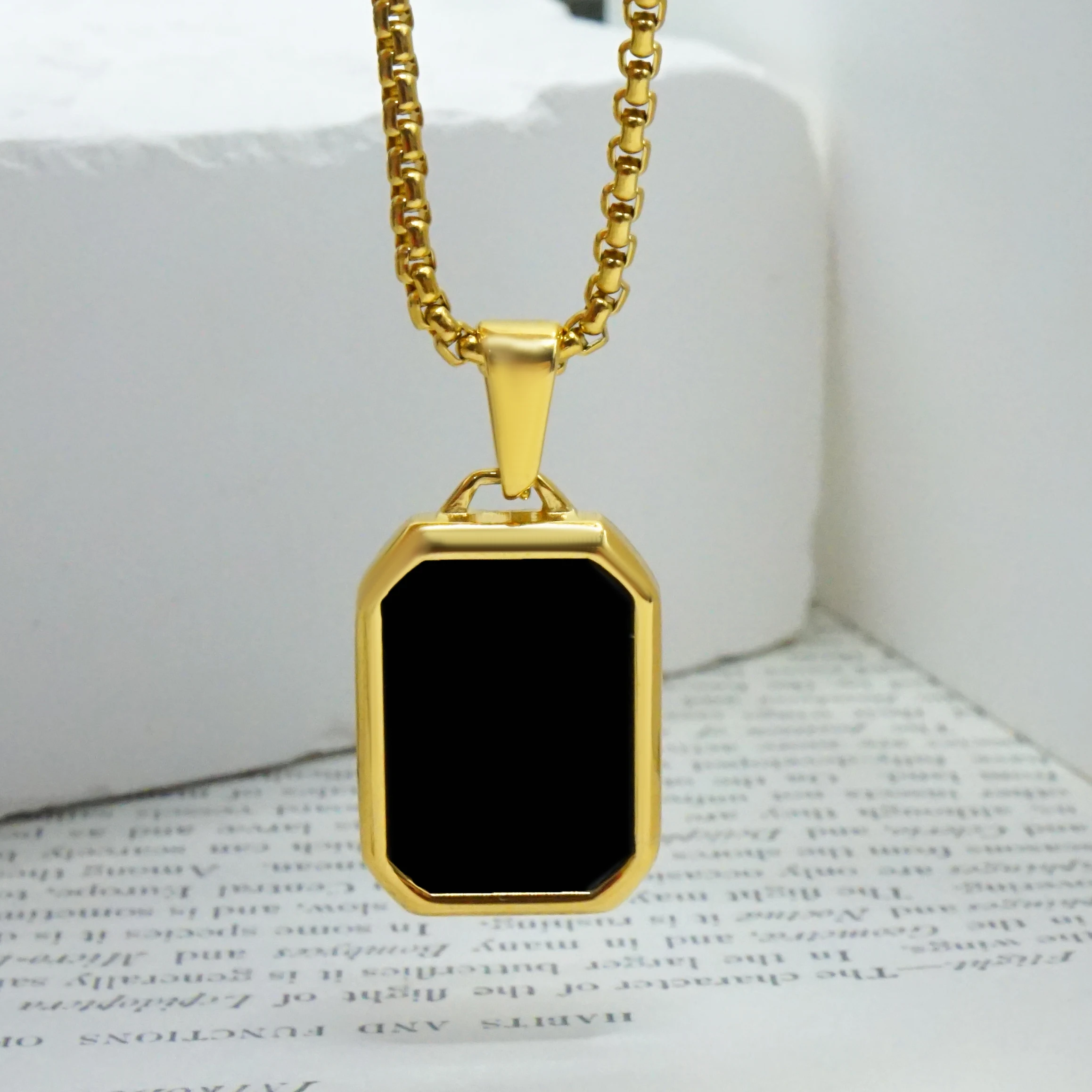 

Ins Style 18k Gold Plated Square Black Shell Stainless Steel Necklace Geometric Personality Collarbone Chain Necklace Men Women