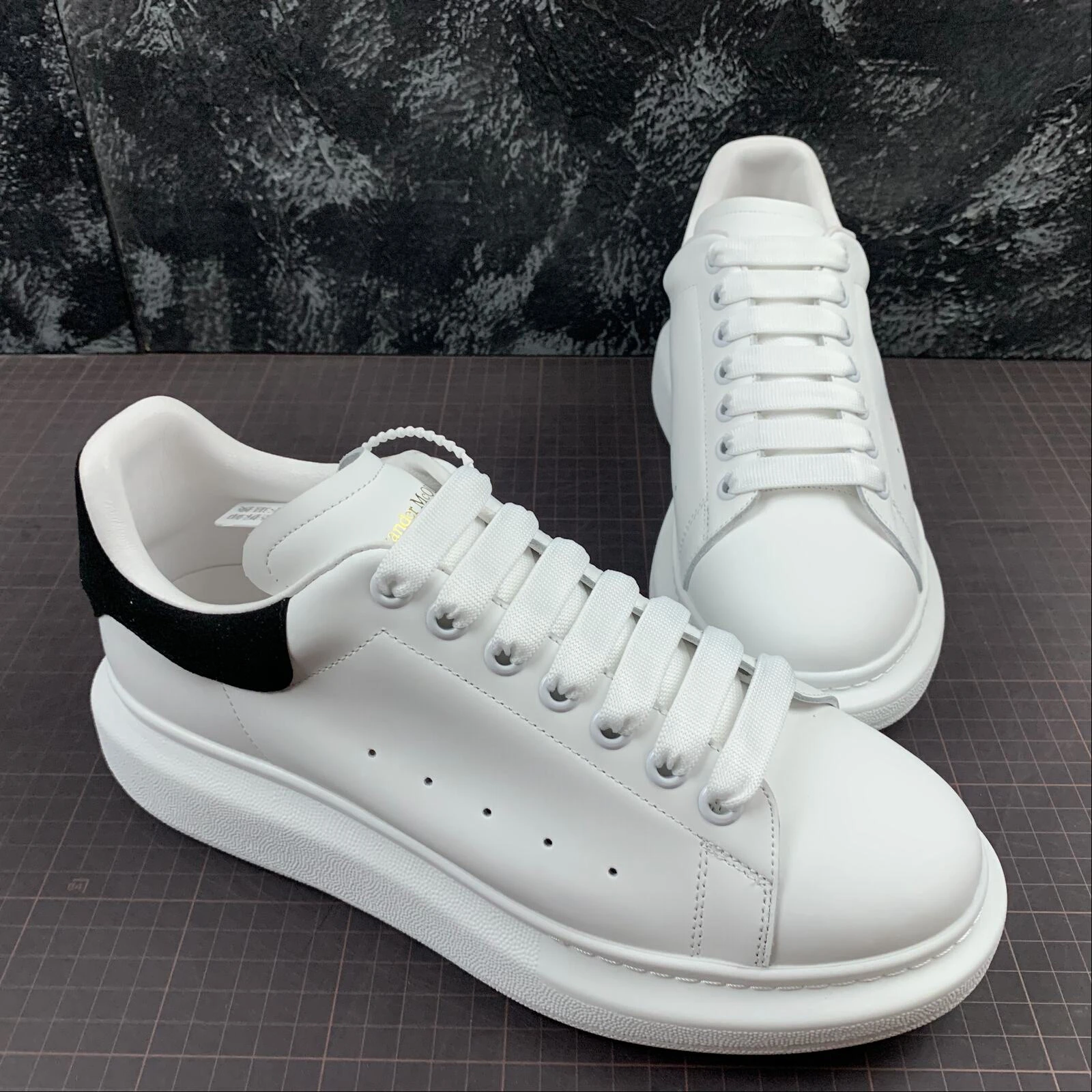 

New Design Brand Logo Custom Wholesale Manufacture Professional Retro Men Basketball Shoes