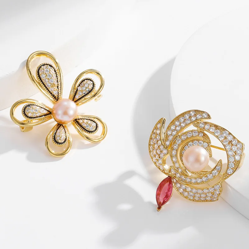 

Good Omens Pin Wholesale Fashion Luxury Pearl Real Gold Plated Vintage Trendy Women Men Clothing Flower Diamond Brooch Pin For Suit