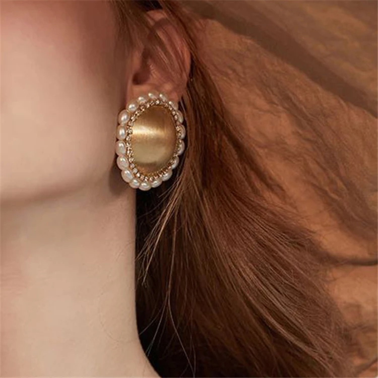 

Aimgal Retro pearl earrings simple elegant metal lace Baroque earrings Korean ear clip women