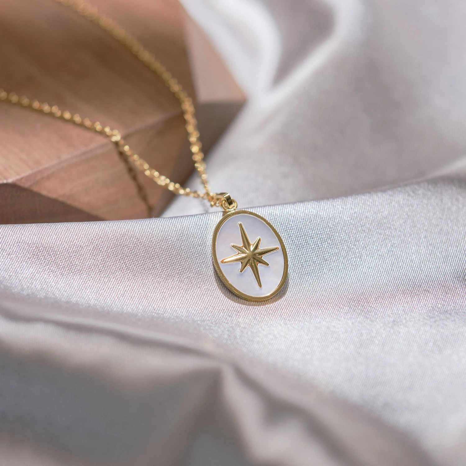 

Trendy 18k Gold Plated Oval Compass North Star Necklace Mother of Pearl Layered Chain Necklace for Women Jewelry