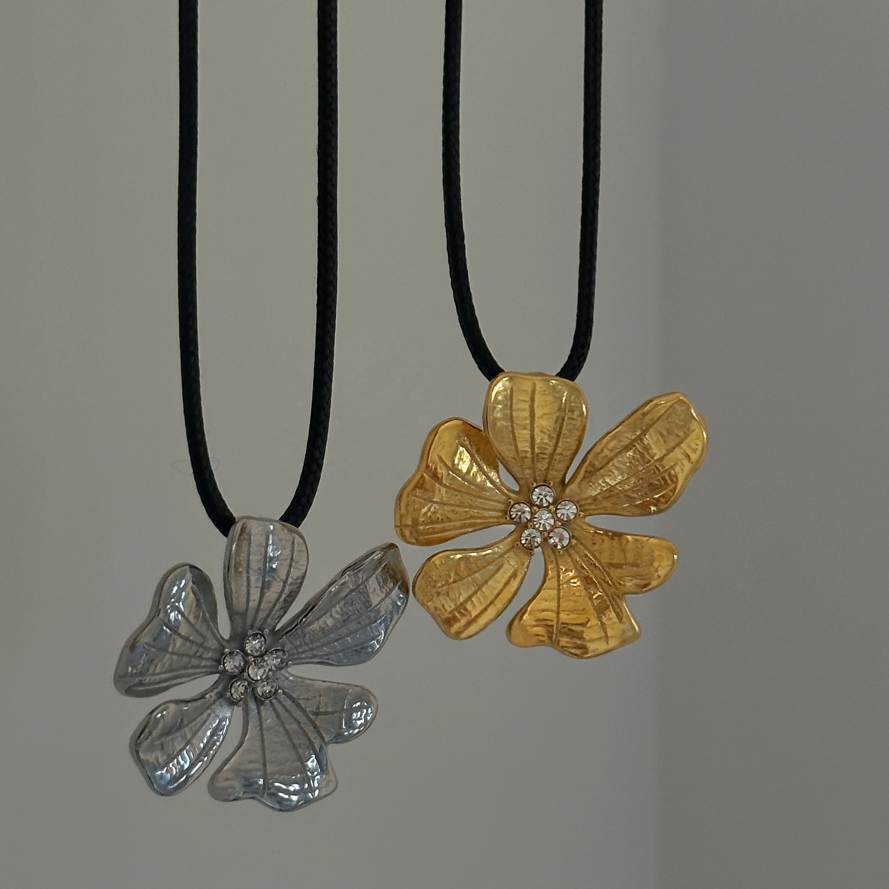 

Dazan New 18k Gold Plated Tarnish Free Stainless Steel Vintage Hibiscus Flower Embossed Large Pendant Zircon Designer Necklace