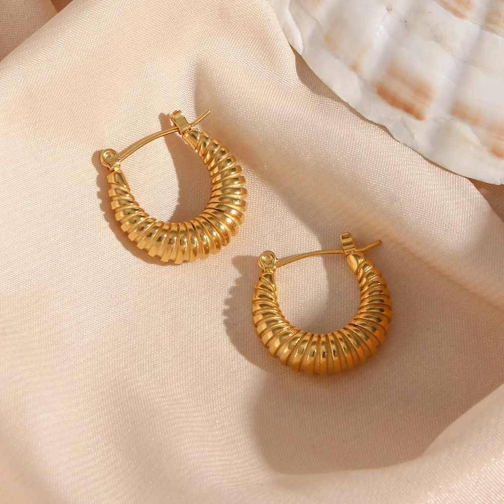 

Thin Type Classical Solid Huggie Croissant Hoop Earring Stainless Steel 18K Gold Plated Jewelry 2022