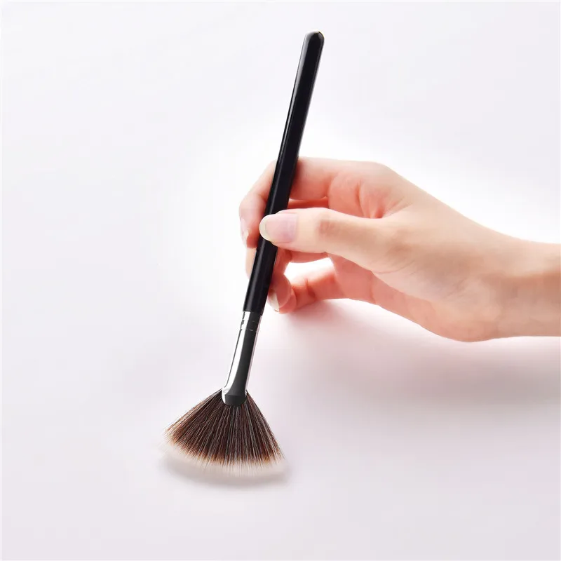 

1pc professional fan shape powder highlight makeup brush