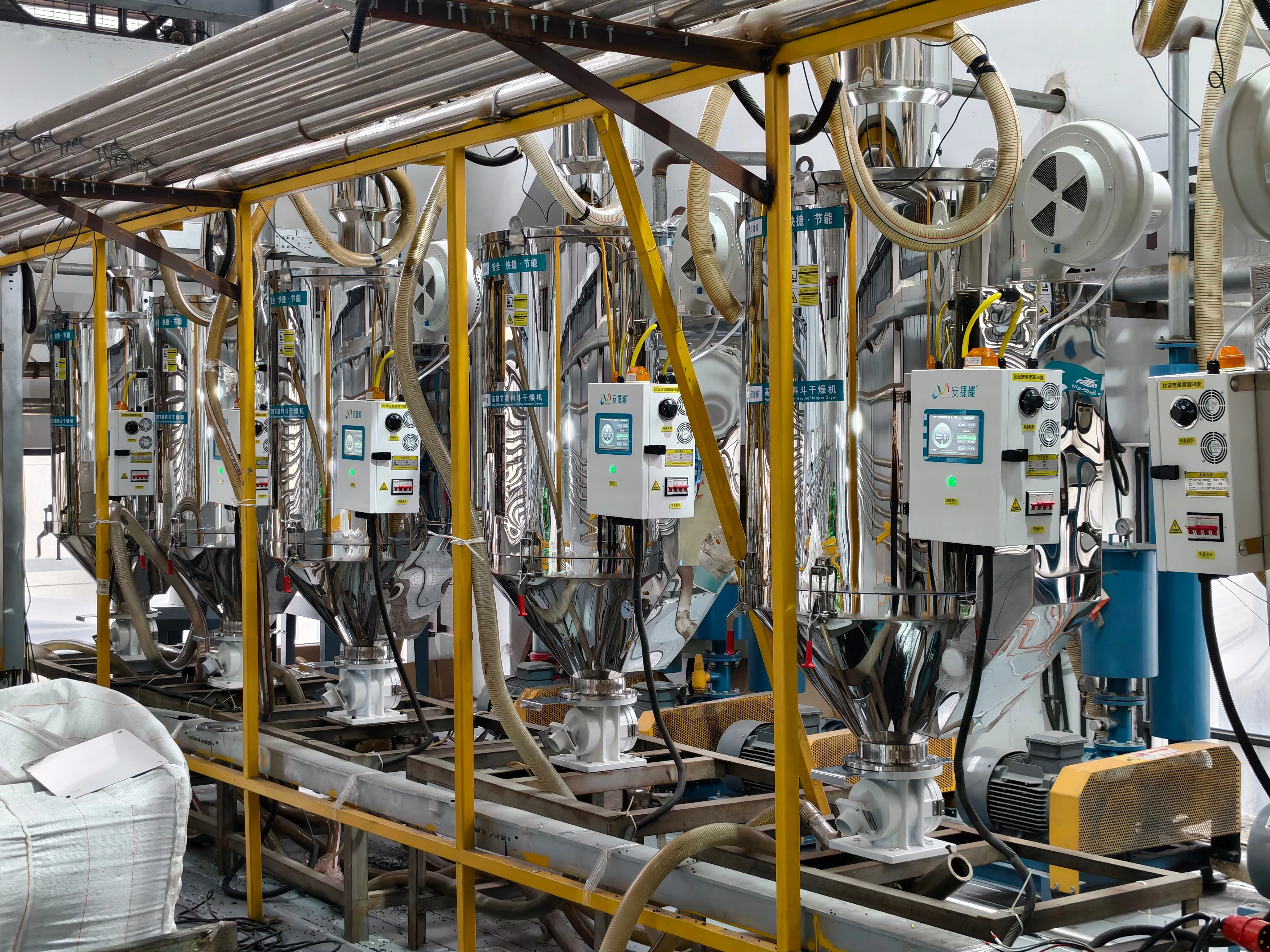 Overhead stainless steel centralized feeding pipeline system connecting every injection molding machine Overhead stainless steel centralized feeding pipeline system connecting every injection molding machine