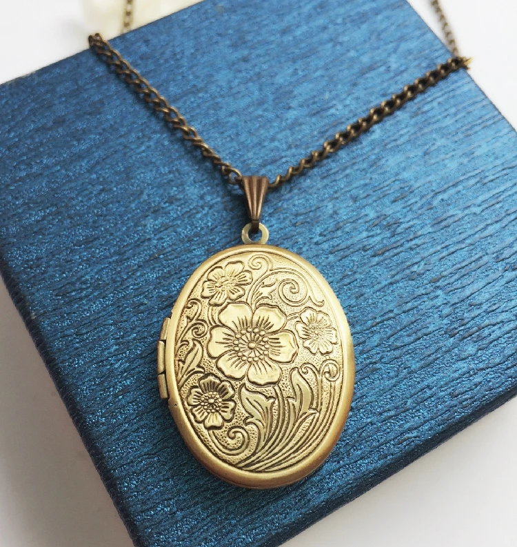 

Handmade Oval Carved Flower Locket Pendant Necklace Ancient Brass Open photo Box 04721