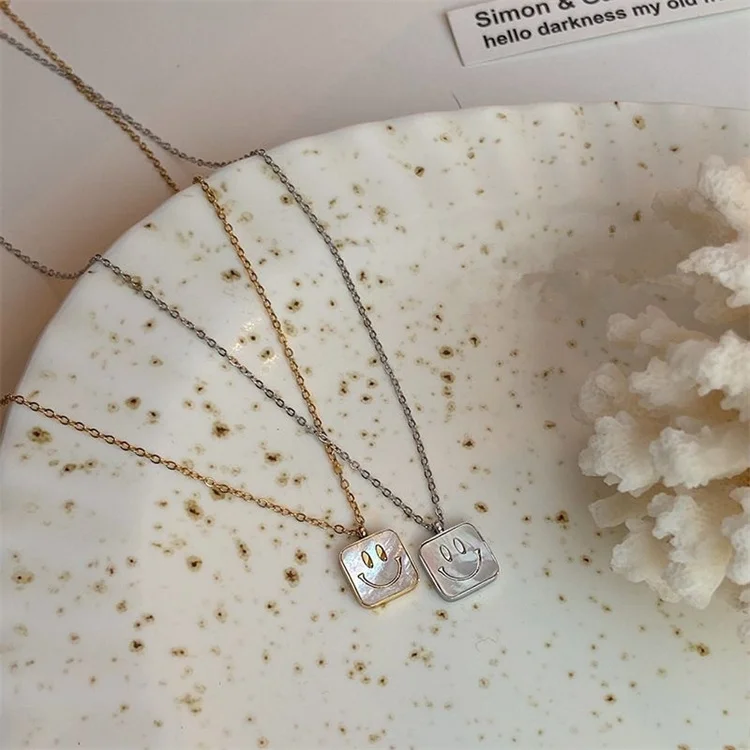

Hot Sale Custom Trendy Cute Fashion Luxury Square Shell Necklace Smiling Face Pendent Friendship Necklace