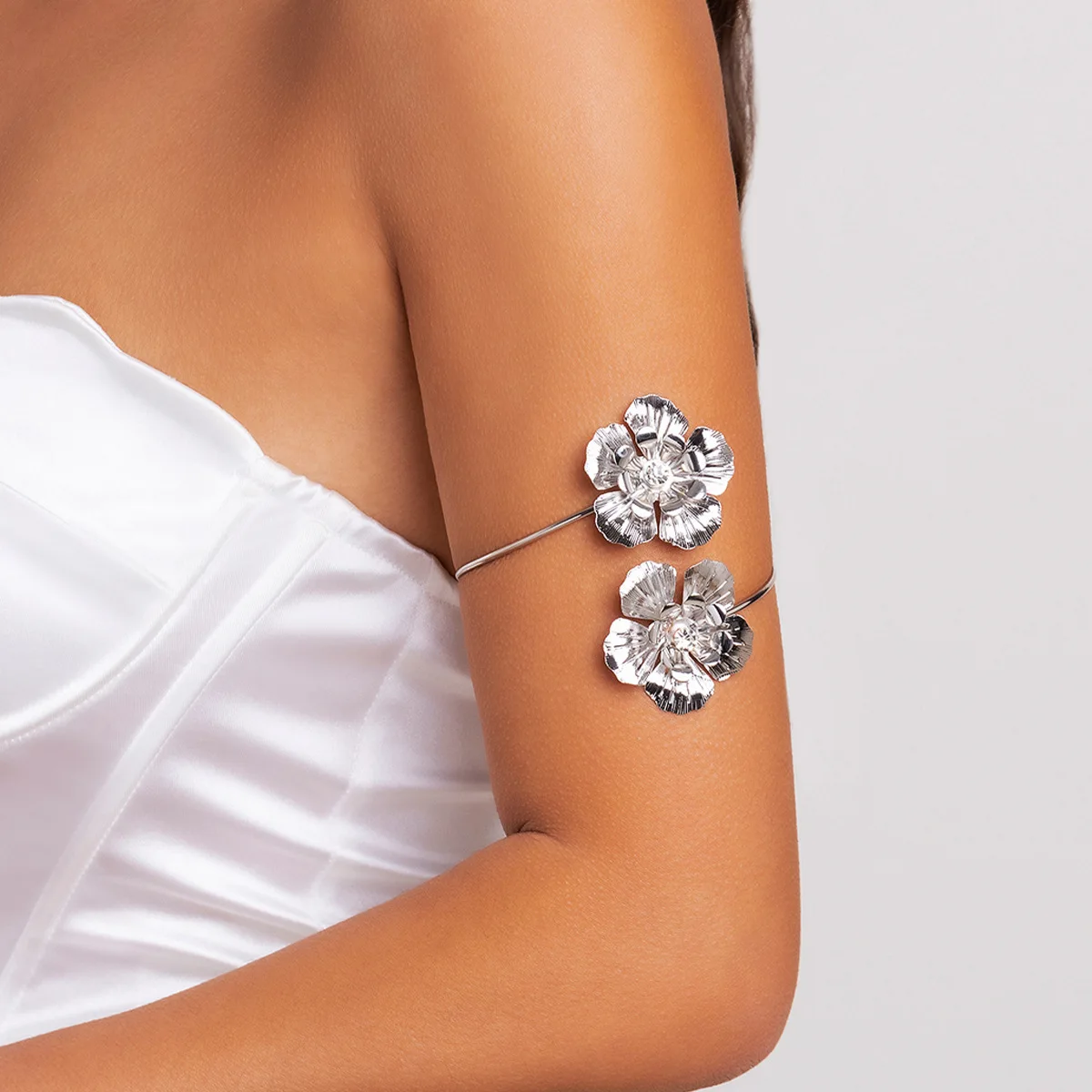 

Women Accessories Arm bracelet jewelry Gold Flower Custom Arm Bracelet Opening Flower Arm Cuff Bangle Brazalete