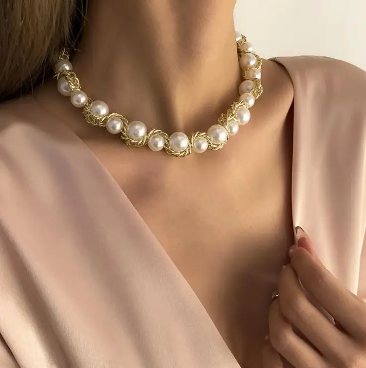 

2021 Bohemian Imitation Pearl Short Choker Necklace Fashion Twisted Metal Chain Clavicle Necklaces Collier Jewelry Party