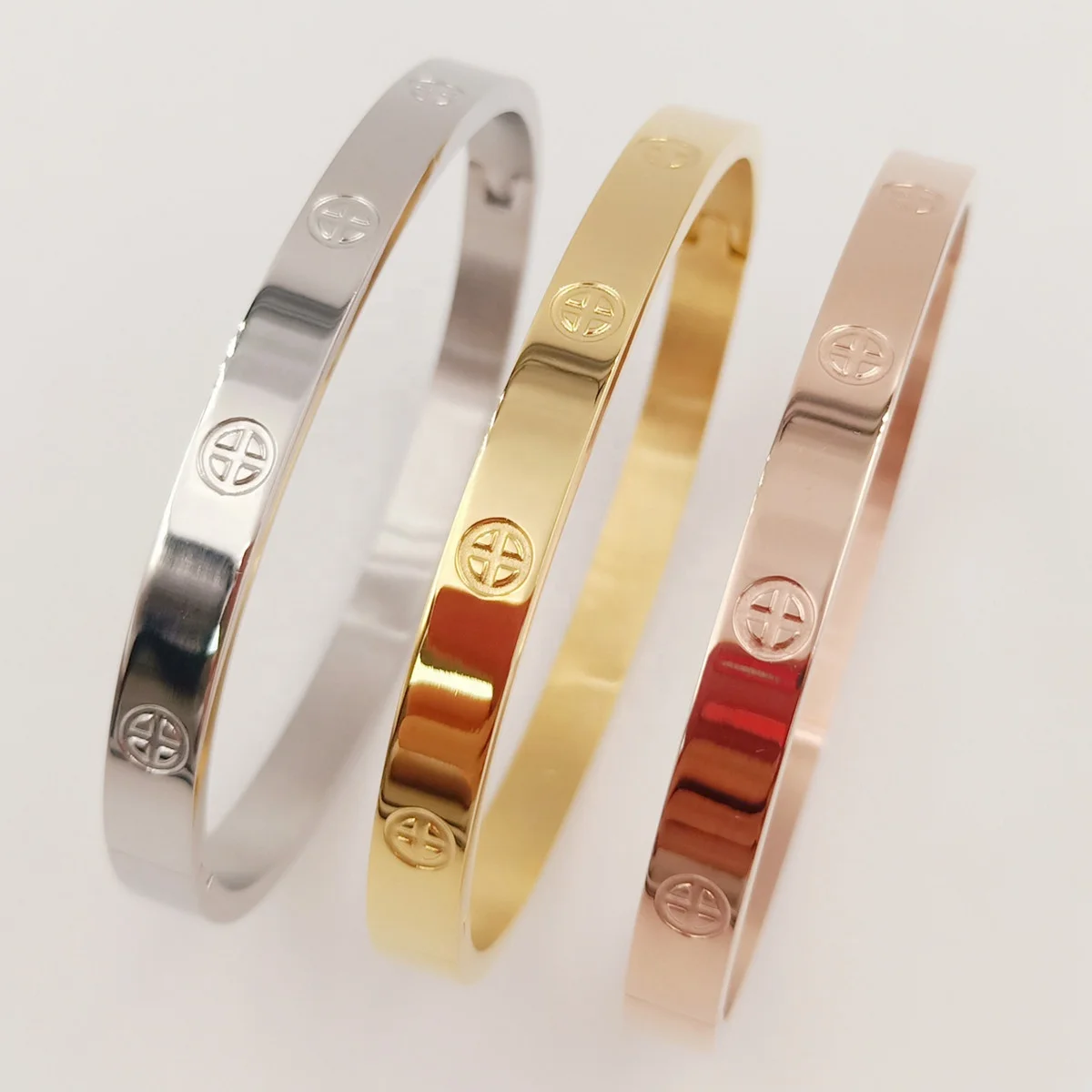 

wholesale custom stainless steel fashion jewelry 18k gold plated classic love cuff bracelet bangle for women, All common color are available
