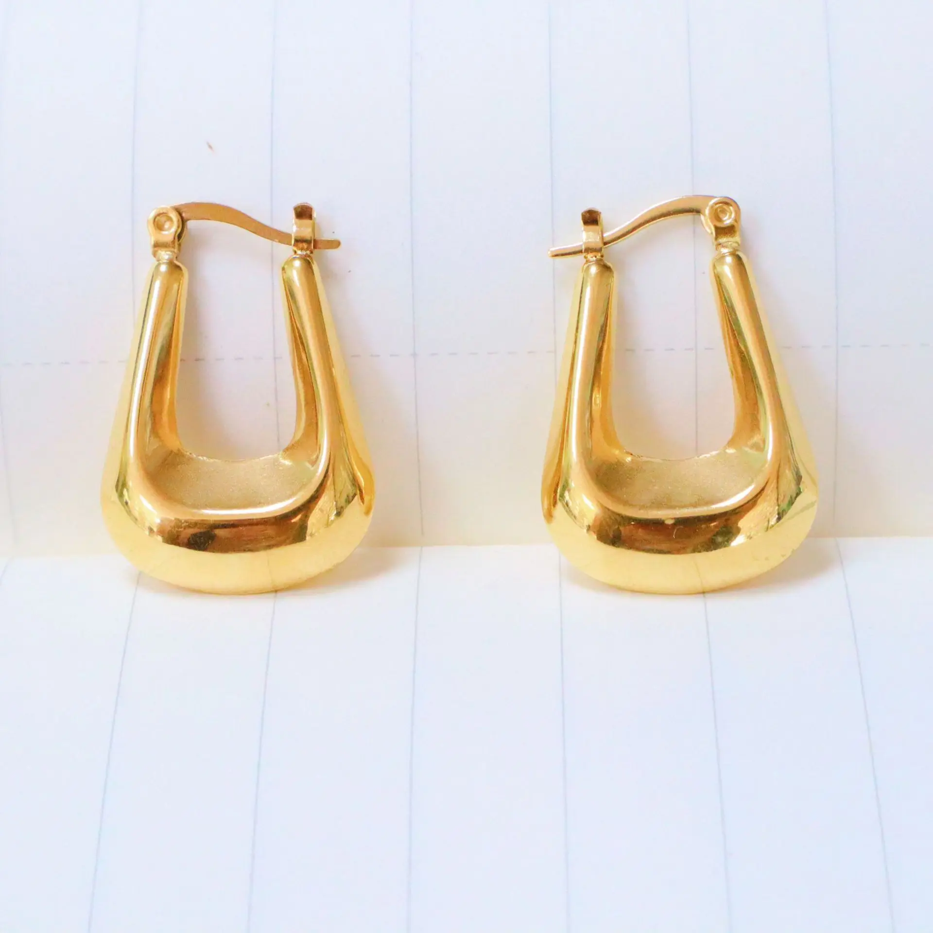 

Wholesale High Polished Stainless Steel 18k Gold Plated Geometric Hoop Earrings Stainless Steel U Shape Clip On Earrings