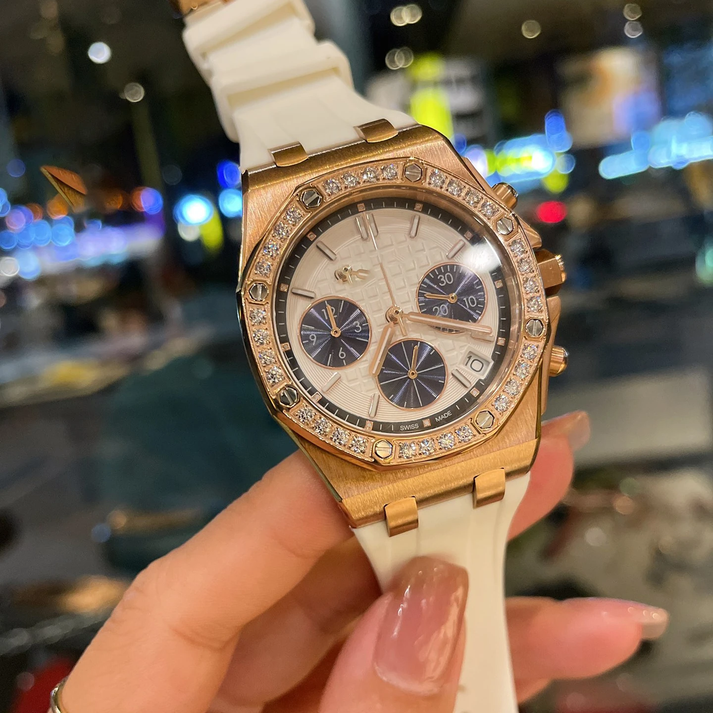 

2022 High Quality Fashion Gold Plated Luxury Rubber Sport Waterproof Diamond Watches Business Movement Wrist Watch Quartz Watch, Customized colors