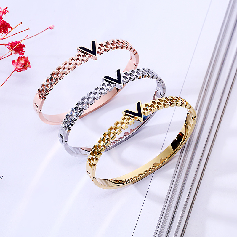

2020 Wholesale Fashion Simple 6mm Wide V-shaped Open Titanium Steel Bangle (EJ0804)