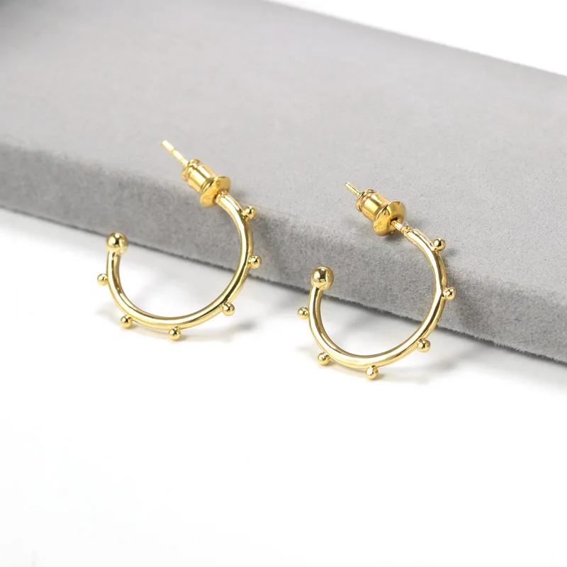 

gold minimalist cc earrings