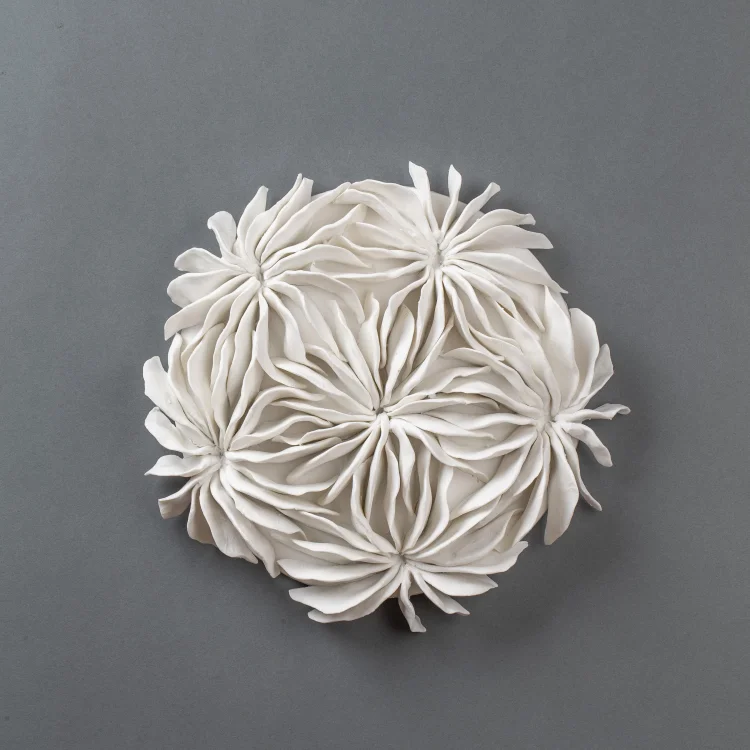 

Round Simple Nordic 3d Ceramic Flower Luxury Interior Restaurant Home Wall Decorations Ceramic Wall Art Home Decor, Customized color