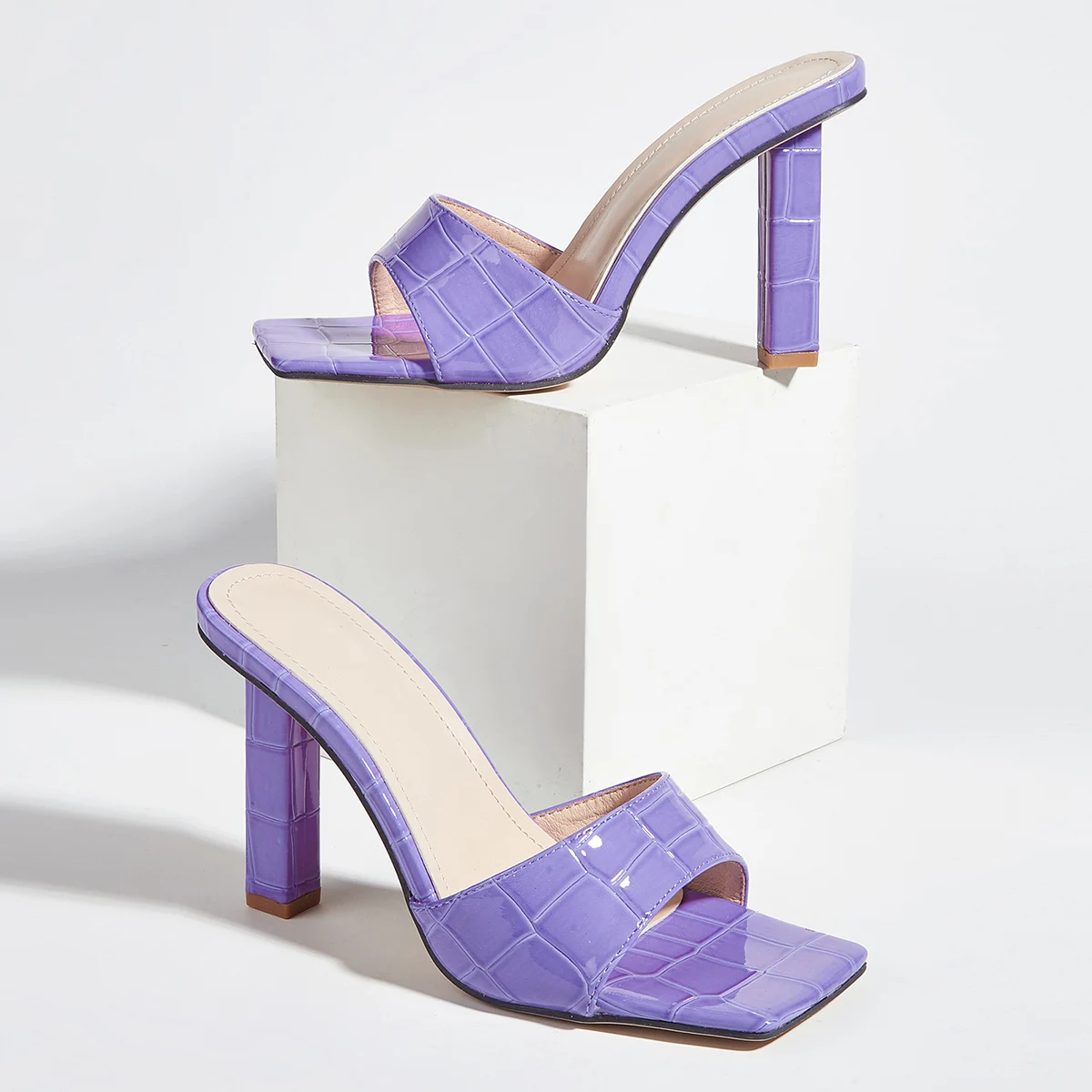 

2022 new European and American fashion square head one-line sexy high-heeled sandals large
