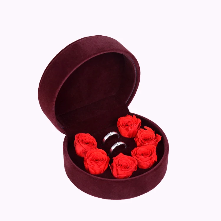 婚礼持有人盛开天鹅绒红玫瑰戒指盒
