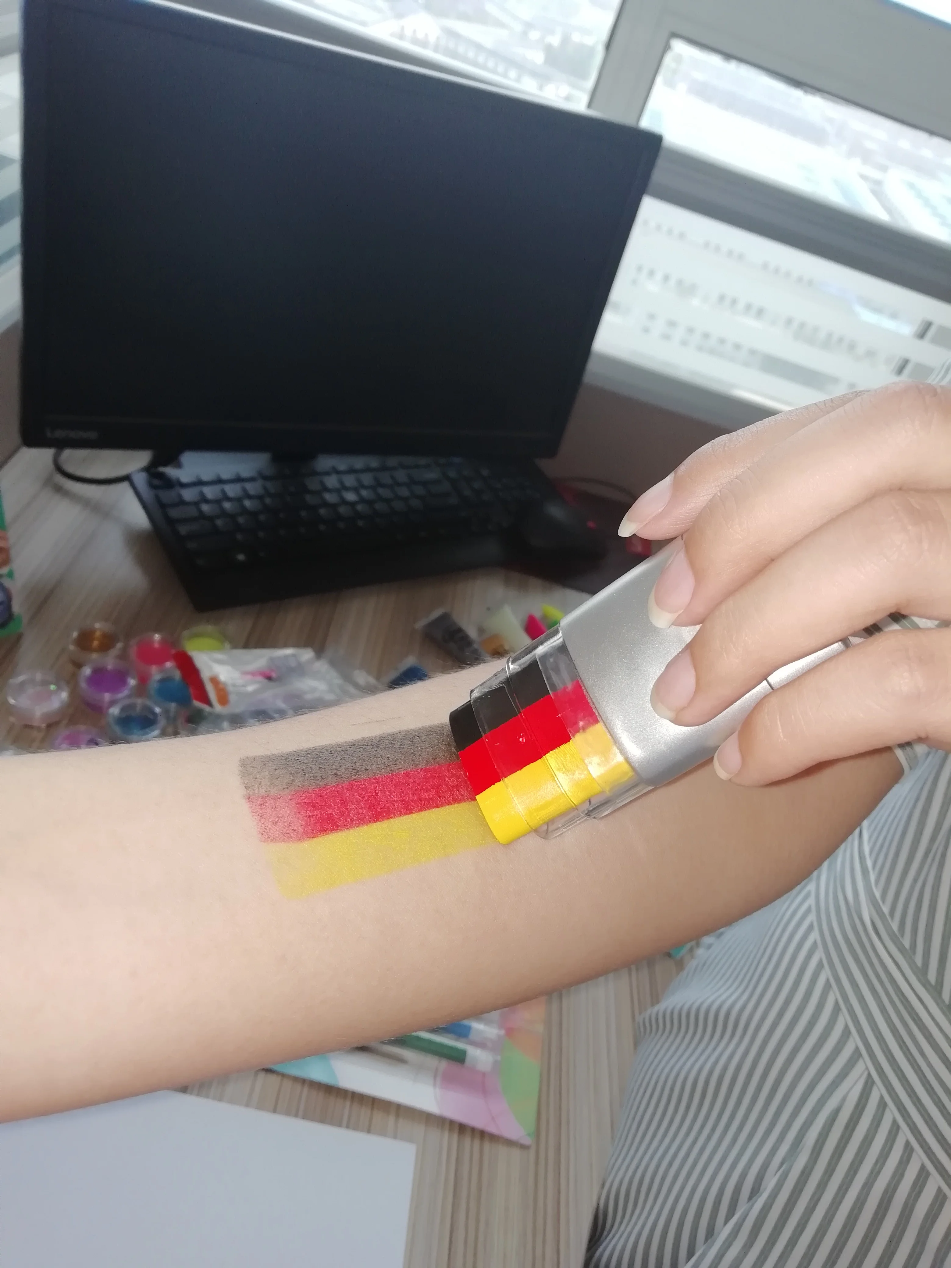 Easy Wash Off Rainbow Nontoxic Flag Face Paint Fan Brush Face And Body