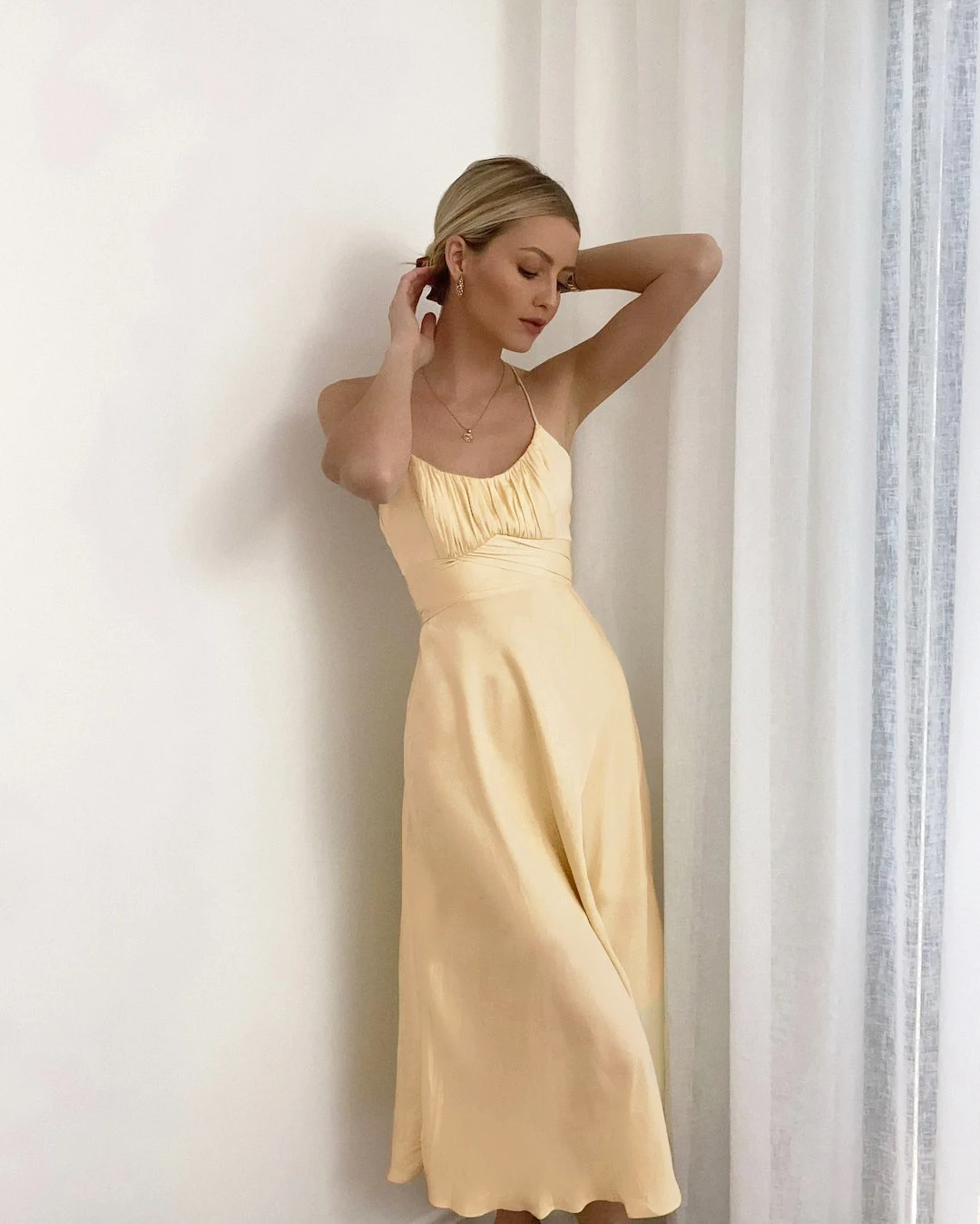 

OOTN Ruched Cami Spaghetti Strap Sexy Laies Midi Dress Lace-Up Bow Mid-Calf Fashion Light Yellow Women Party Satin Dress