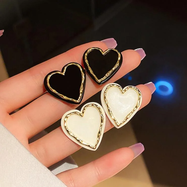 

Simple and cold style love earrings 2021 new trendy Korean temperament net red earrings niche design black heart stud earrings, Many colors fyi