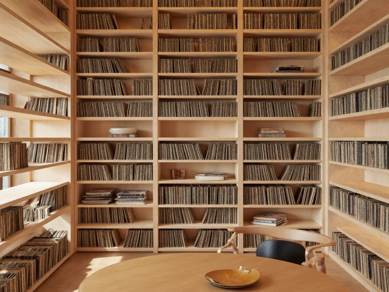 Proper record spacing preventing warping in wooden storage