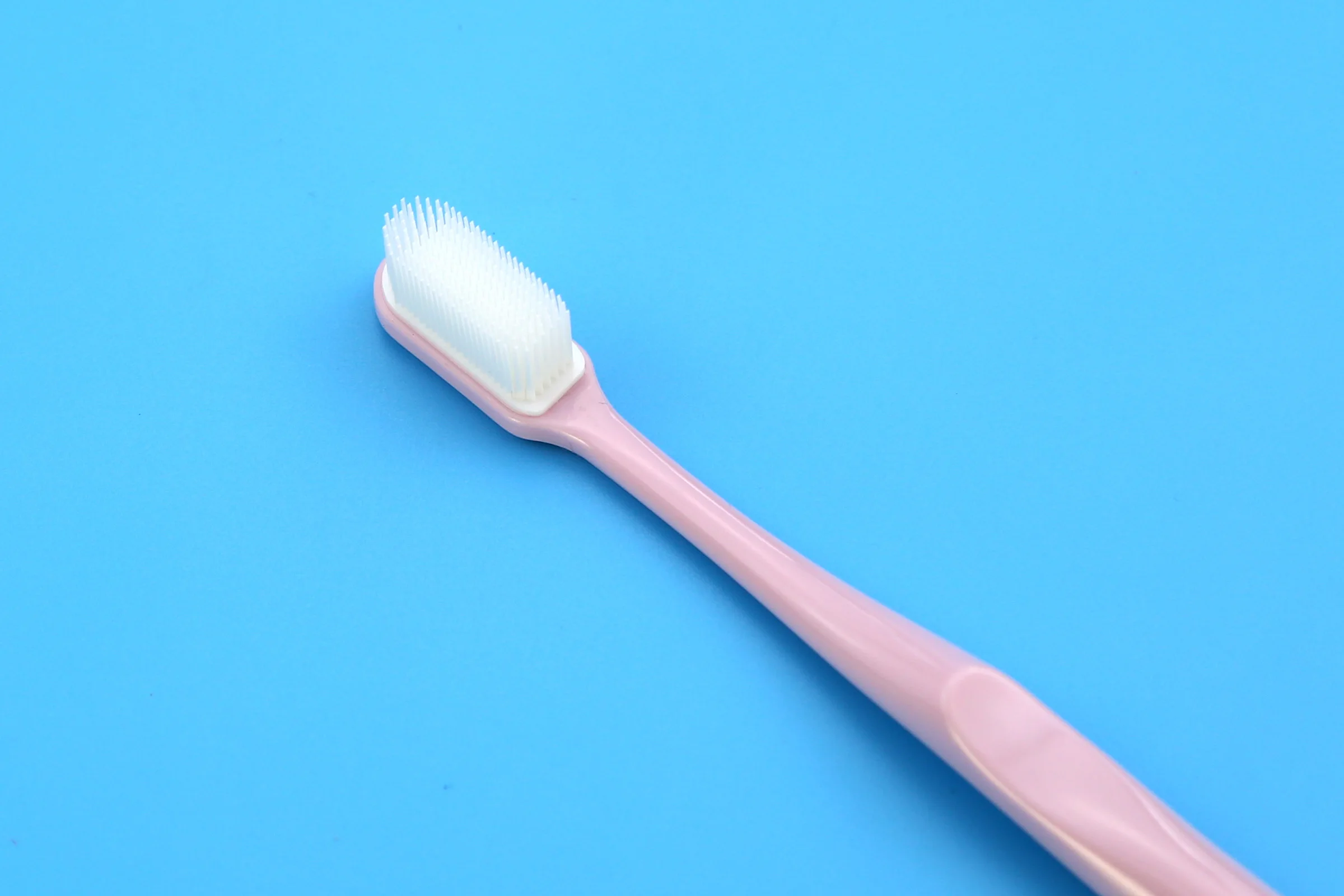 来自中国扬州的纳米刷毛流行设计成人牙刷不可更换头